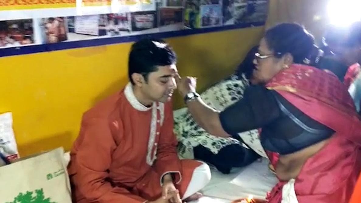 Bhaifota 2021 : সোনাগাছিতে ঘটা করে ভাইফোঁটা পালন, ফোঁটা নিলেন অভিনেতা ভাস্বর চট্টোপাধ্যায় 