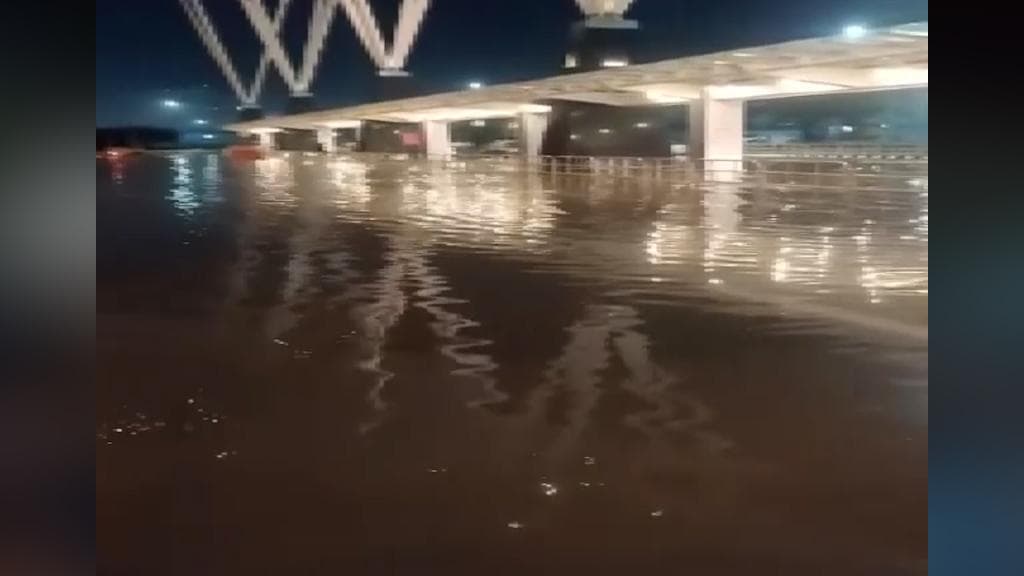 Bengaluru Airport: জলে ডুবুডুবু বেঙ্গালুরু বিমানবন্দর, ট্র্যাক্টরে করে যাচ্ছেন যাত্রীরা