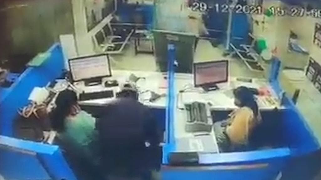 Caught On Camera: Robbery at SBI Bank in Mumbai, One employee shot dead