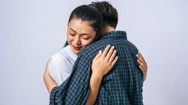 Benefits of hugging: मिटती हैं दूरियां, बढ़ता है प्यार...जादू की झप्पी के कई और भी हैं फायदे
