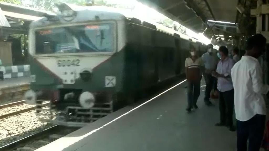 Bidhan Nagar: মহানবমীর রাতে ঠাকুর দেখতে যাবেন, জেনে নিন পূর্ব রেলের এই সিদ্ধান্ত