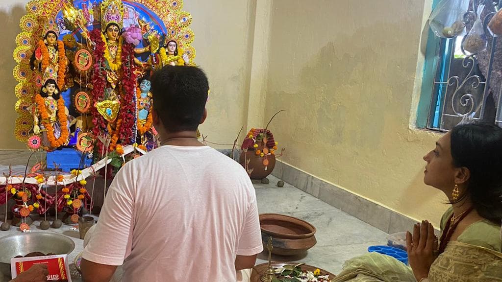 Rituparna Sengupta : বাড়ির দুর্গাপুজোয় সপ্তমীর অঞ্জলি দিলেন ঋতুপর্ণা সেনগুপ্ত