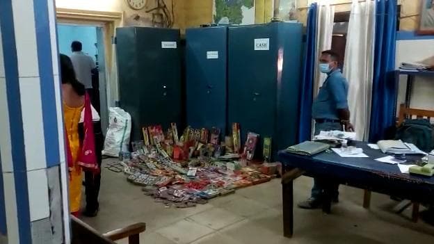 Illegal firecrackers: সরকারি নিষেধাজ্ঞা জারি থাকলেও দেদার বিকোচ্ছে নিষিদ্ধ শব্দবাজি, বর্ধমানে গ্রেফতার ১