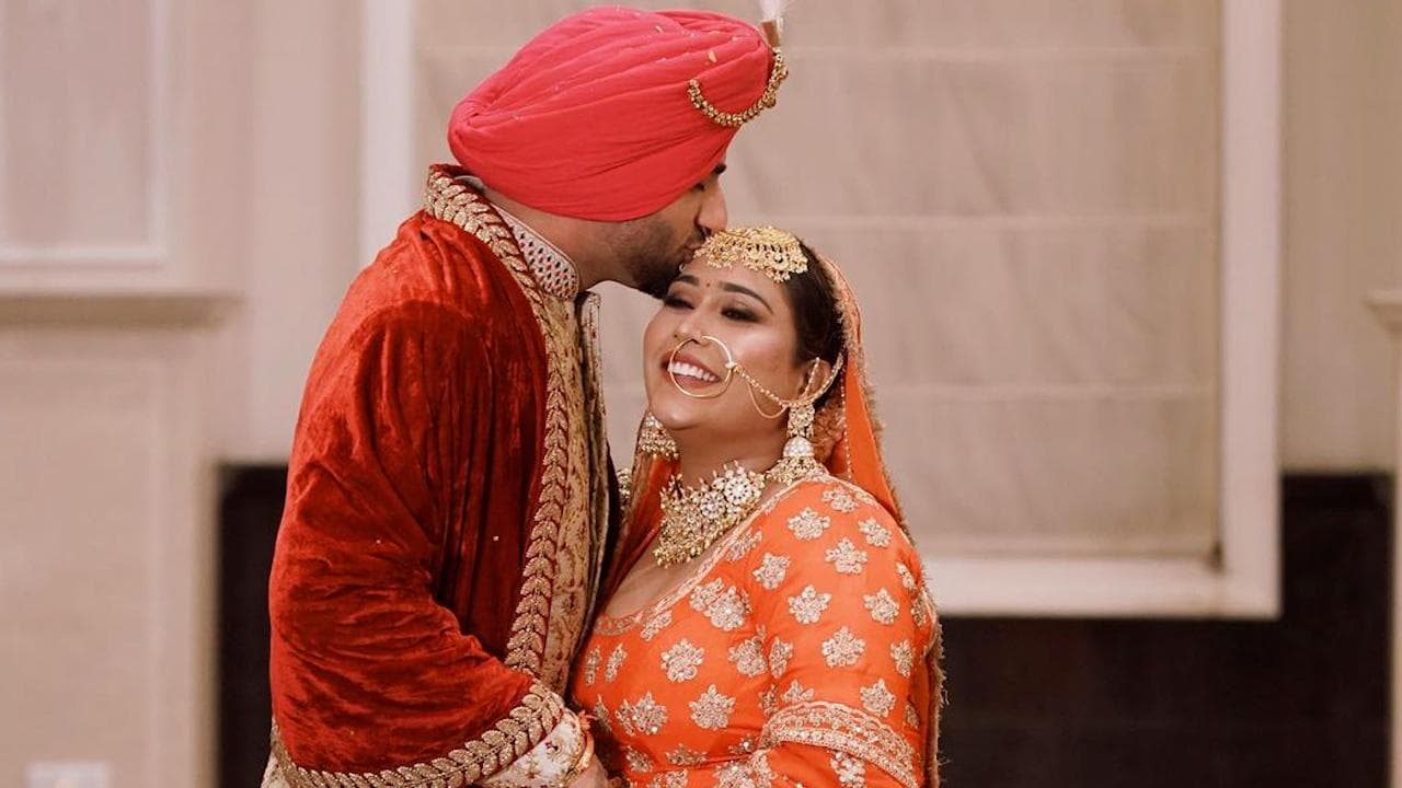 सिंगर Afsana Khan ने शादी के जोड़े में दिए जबरदस्त पोज, पति  Saajz के साथ शेयर की तस्वीरें 