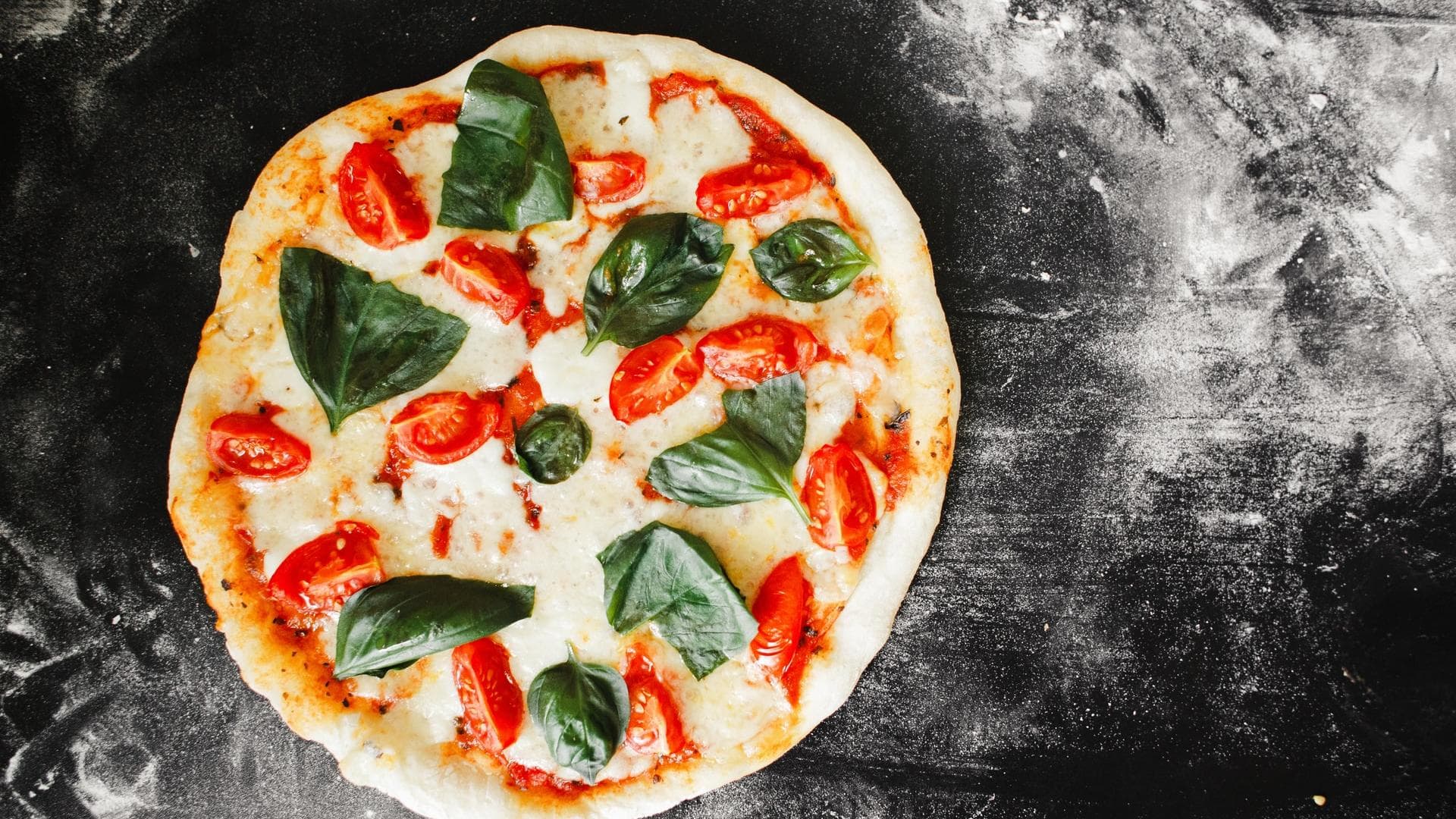 Margherita pizza recipe: पिज़्ज़ा खाने के है शौकीन, आसान रेसिपी से घर पर ऐसे बनाये मार्गरीटा पिज़्ज़ा