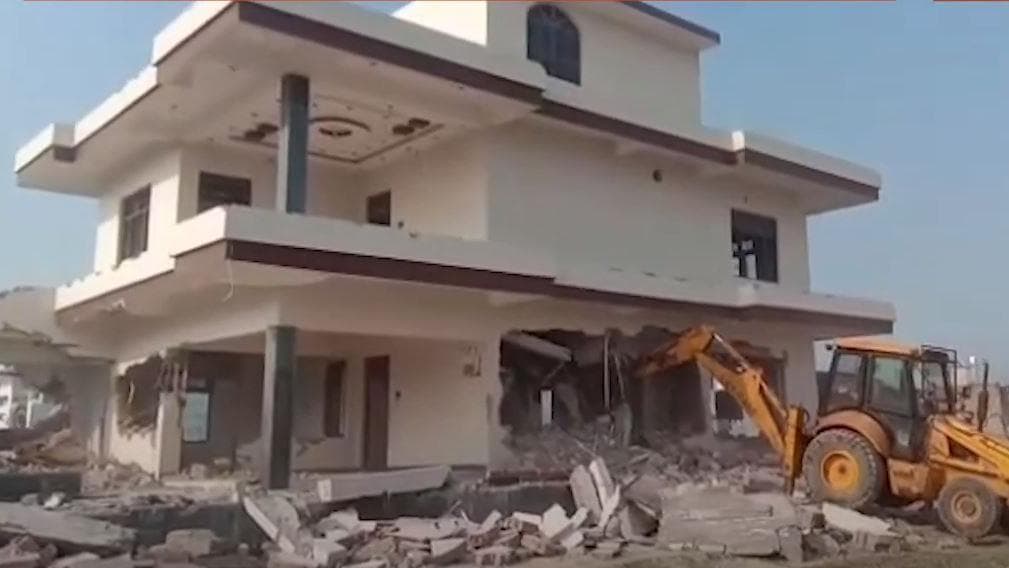 माफिया Atique Ahmed के खास गुर्गे Abid Pradhan का भी अवैध मकान ध्वस्त