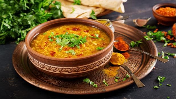 स्वाद ही नहीं सेहत भी बढ़ाती है दाल में लगी छौंक
