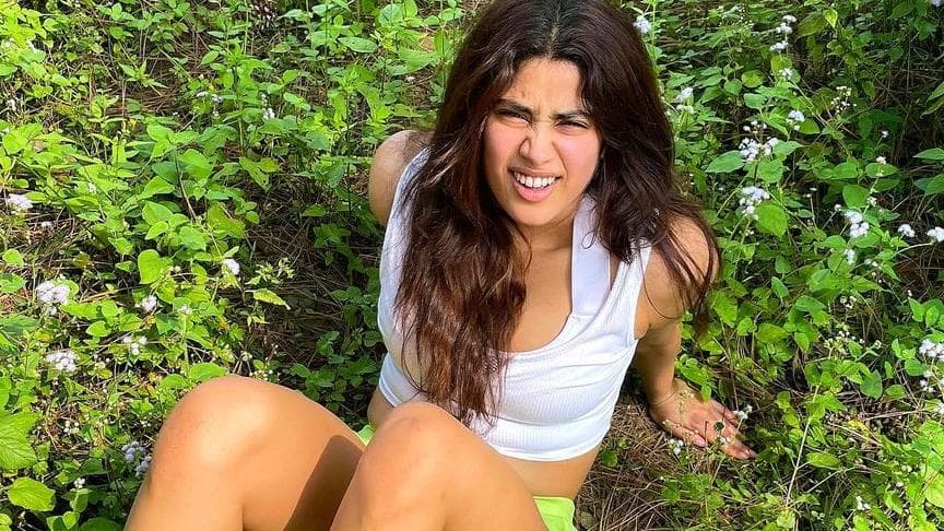 दोस्तों के साथ जंगल में वेकेशन मना रही हैं Janhvi Kapoor, शेयर की खूबसूरत तस्वीरें