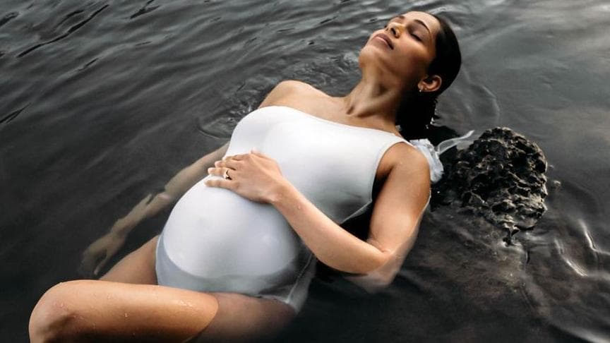 वाइट मोनोकिनी में Baby Bump फ्लॉन्ट करती नजर आईं Freida Pinto, सोशल मीडिया पर वायरल हुई पिक्स 