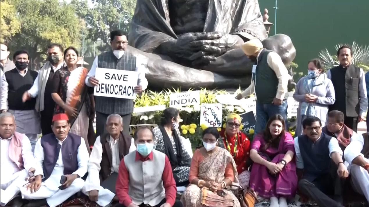 Parliament Protest: কৃষক-মৃত্যু নিয়ে সরকারকে তোপ রাহুল গান্ধীর, অবস্থানে বসলেন তৃণমূল সাংসদরা