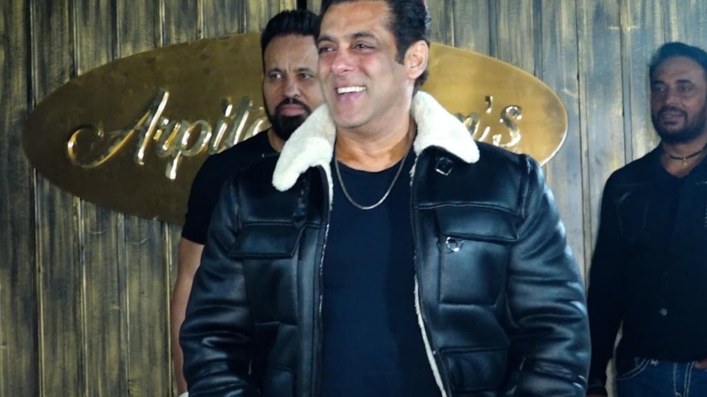 Salman Khan: পানভেলের রাস্তায় হাফ প্যান্ট পরে অটো চালাচ্ছেন সলমন! ভাইরাল হল ভিডিয়ো