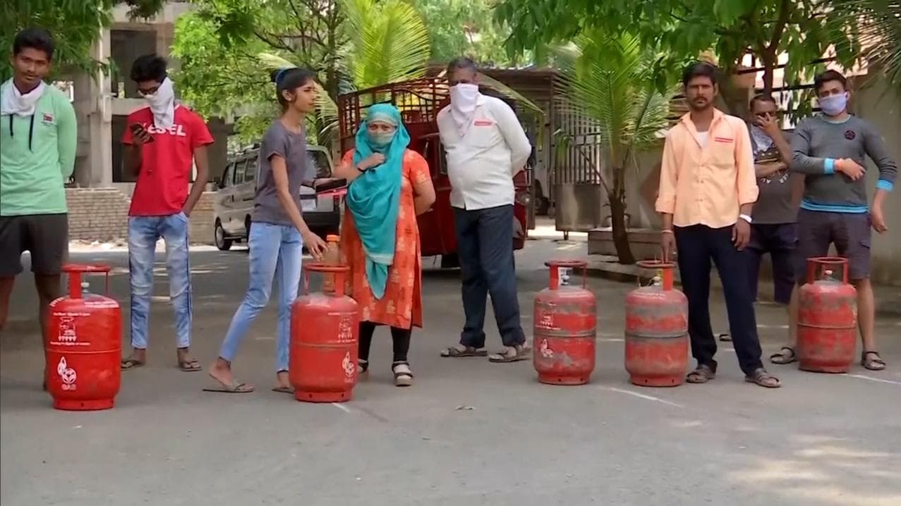 LPG Price: সিলিন্ডার প্রতি ১০০ টাকা বাড়ল এলপিজির দাম! কলকাতায় দাম কত?