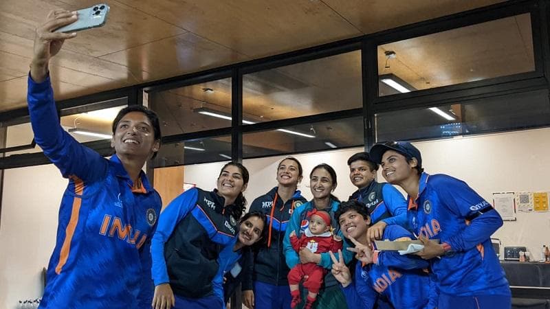 Watch! Indian cricketers play with Pakistan captain's little one at the Women's World Cup