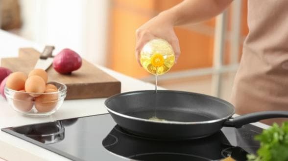 रॉ, कोल्ड प्रेस्ड या रिफाइंड: कौन सा तेल है कुकिंग के लिए बेस्ट?