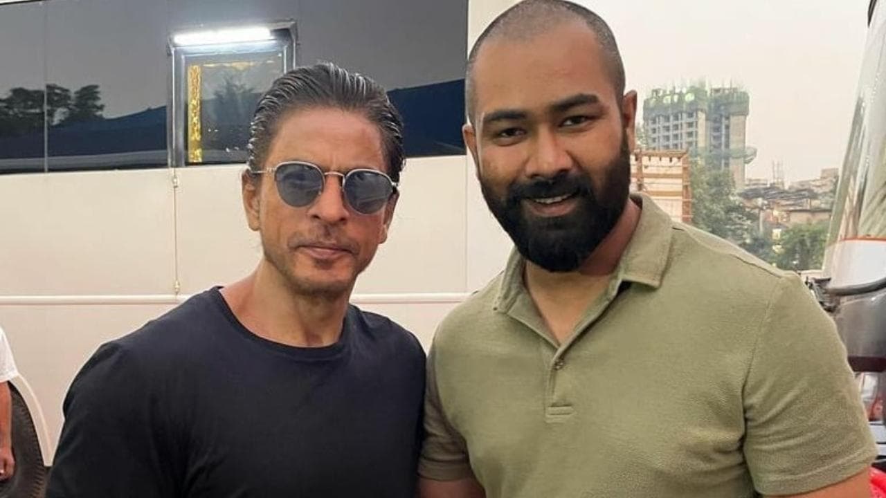 फिल्म 'पठान' के सेट से Shah Rukh की एक और फोटो हुई वायरल, फैंस को खूब भा रहा है 'किंग खान' का लुक