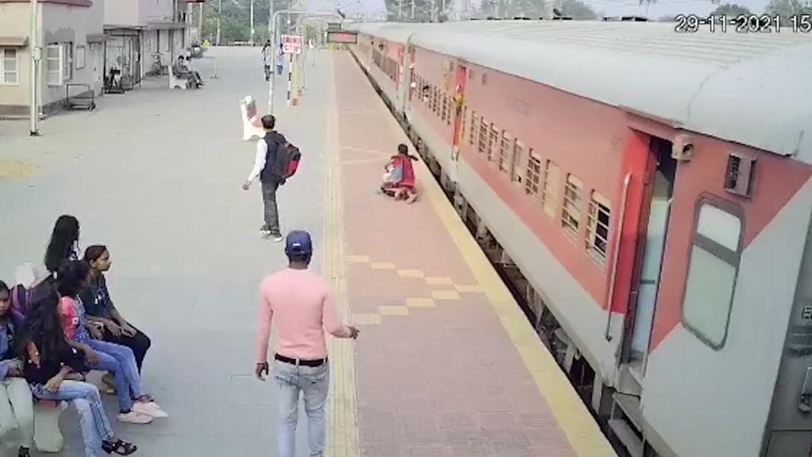 Purulia Station viral video: চলন্ত ট্রেন থেকে নামতে গিয়ে চাকার তলায় চলে যাচ্ছিলেন মহিলা, দেখুন ভিডিয়ো