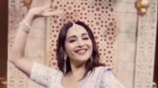 Madhuri Dixit ने किया गरबा, देखिए धक-धक गर्ल का ये अंदाज