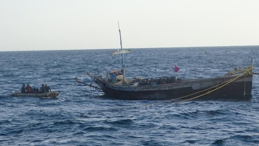Gujarat: तटरक्षक बल ने अरब सागर में पकड़े 10 पाकिस्तानी, नाव भी बरामद