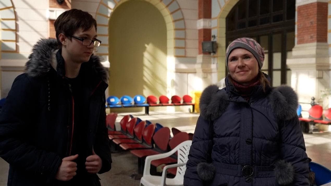 Ukraine Crisis: রুশ আক্রমণের মুখে শেষবারের মতো ইউক্রেনকে বিদায় জানাচ্ছেন যাঁরা