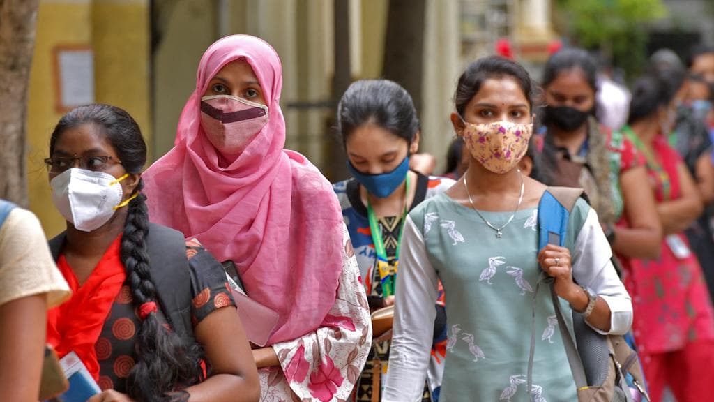 College Reopening: কলেজ খুললেও সপ্তাহে রোজ ক্লাস নয়, ভ্যাক্সিনেশন সার্টিফিকেট লাগছে আশুতোষ-বঙ্গবাসীতে