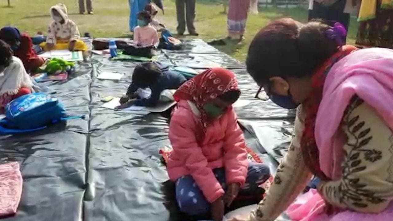 Paray shikkhalay: শুরু হল 'পাড়ায় শিক্ষালয়', কচিকাঁচাদের কেউ প্রথমবার স্কুলে, জড়তা ভাঙছে শিশুদের