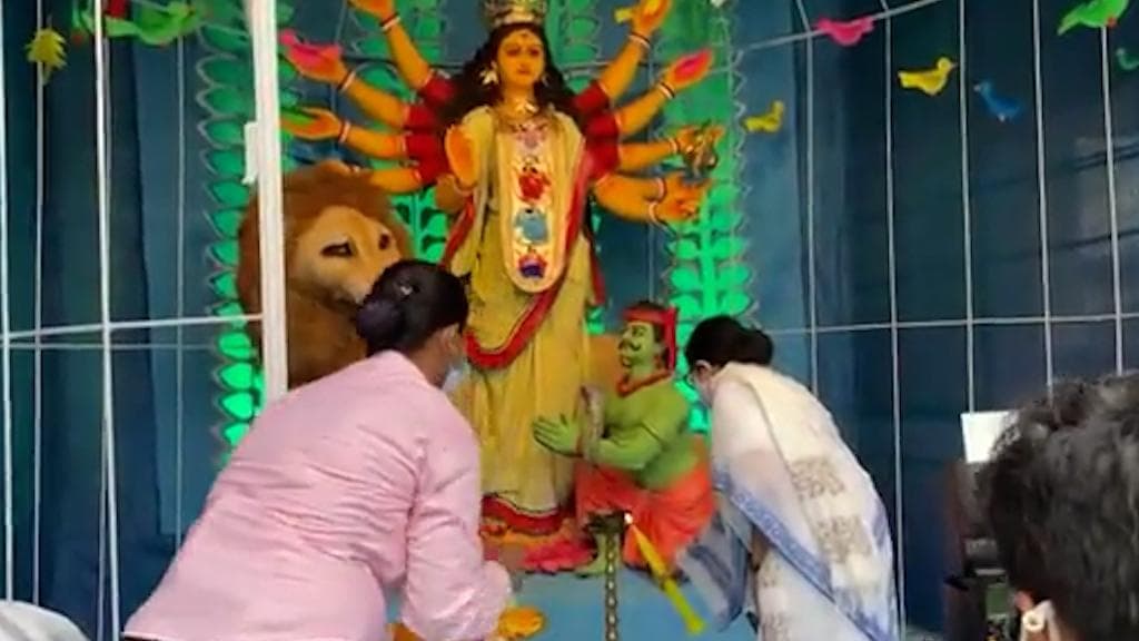 Durga Puja 2021 : ভবানীপুর থেকে আলিপুর, চতুর্থীর দিন পুজো উদ্বোধনে ব্যস্ত মুখ্যমন্ত্রী