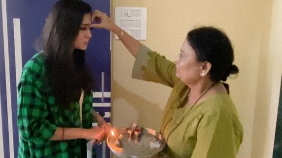 Bigg Boss 15 से पहले तेजस्वी प्रकाश की मां ने उतारी थी आरती, ऐसे किया घर से विदा