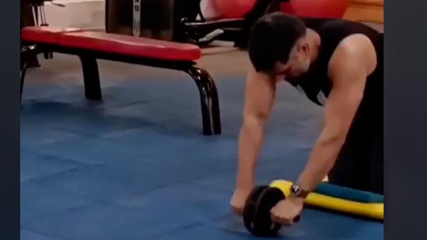 UAE से लौटे MS Dhoni ने रांची की जिम में बहाया पसीना, देखिए Video