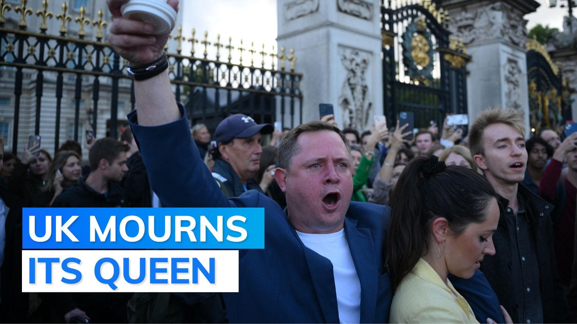 Mournful 'God Save the Queen' fills the air outside Buckingham Palace