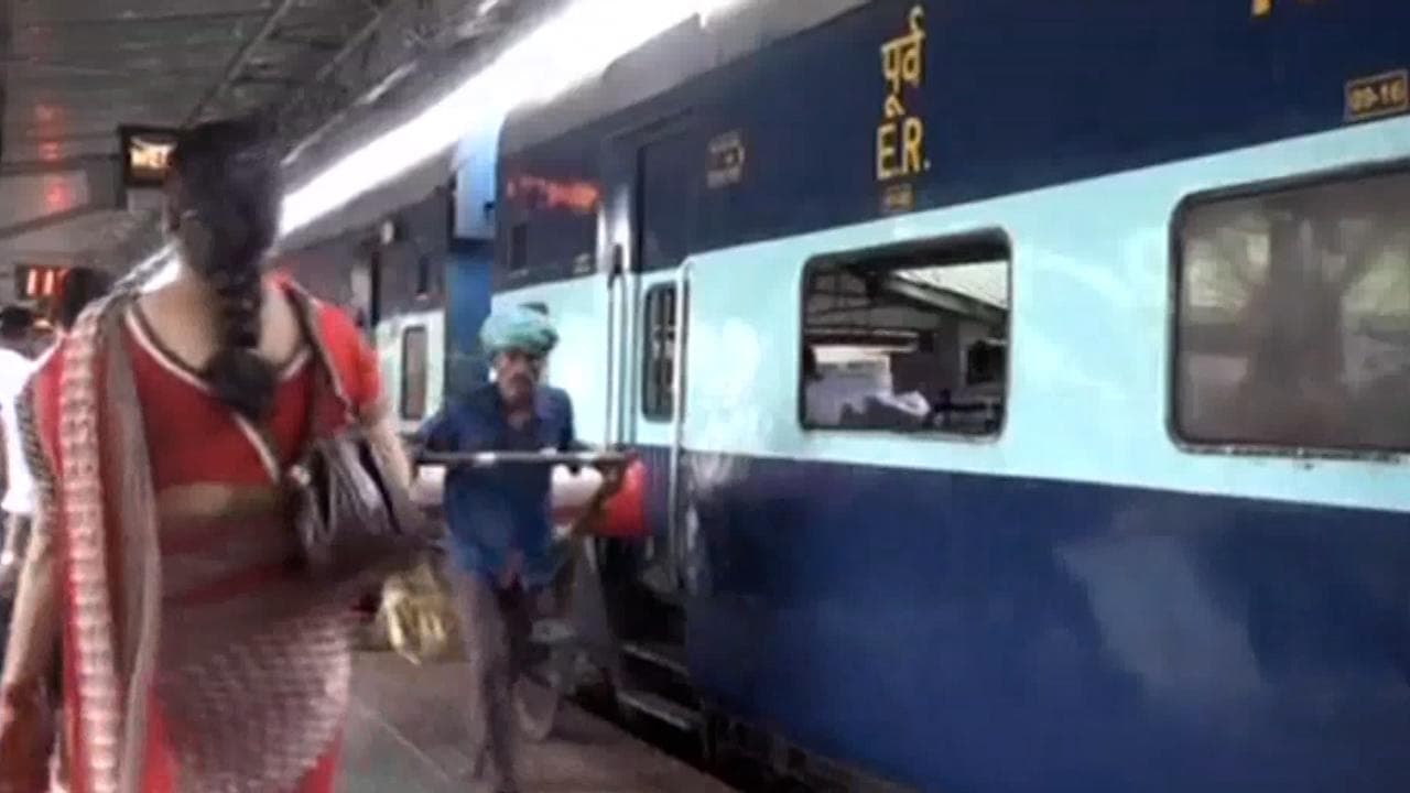 Railways to resume serving cooked food  : সুখবর ! করোনা কমতেই রেলে ফিরছে রান্না করা গরম খাবার