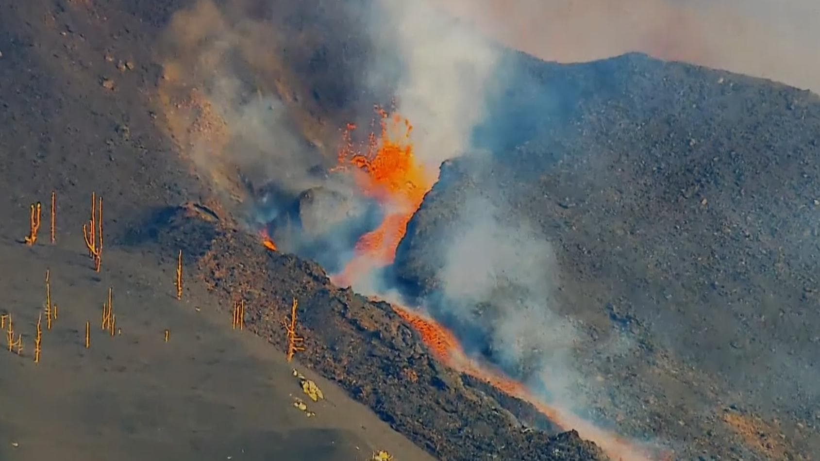 On camera: Spain's Canary Islands volcano eruption, scientists issue warning