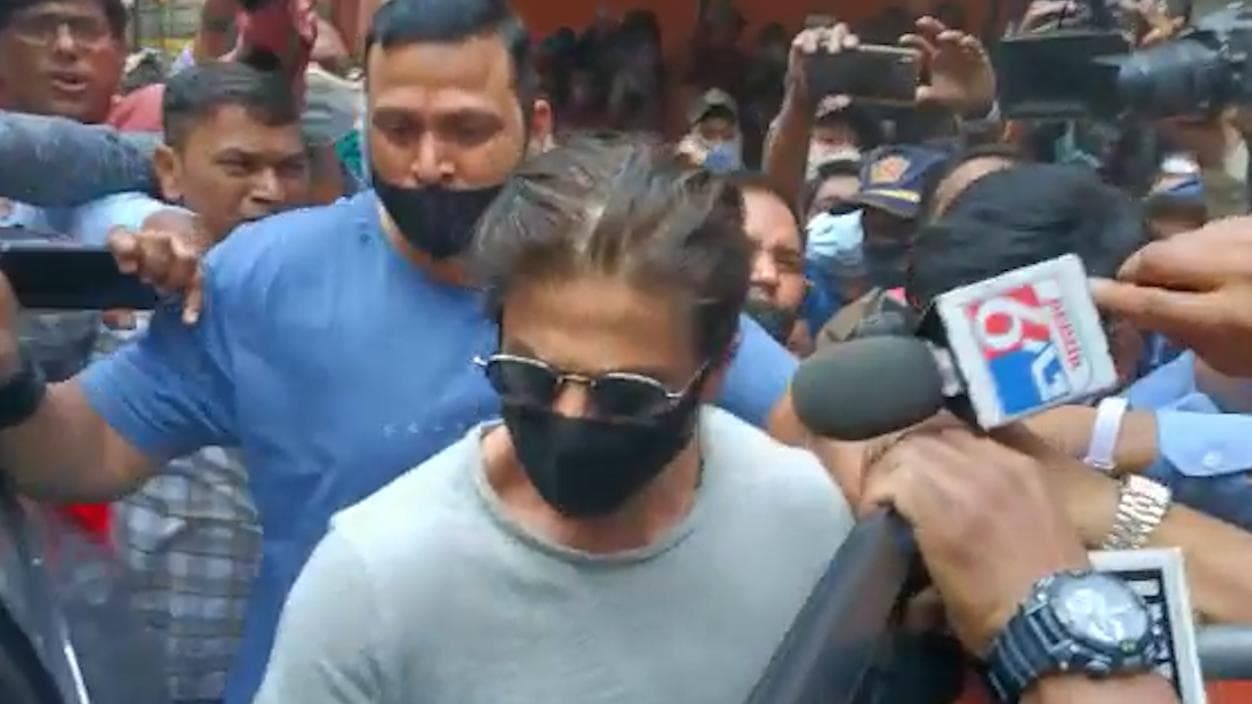 Shahrukh Khan with folded hands: শাহরুখ হাতজোড় ভঙ্গিমায় হৃদয় জিতলেন নেটিজেনদের, পাশে দাঁড়ালেন সতীর্থরা