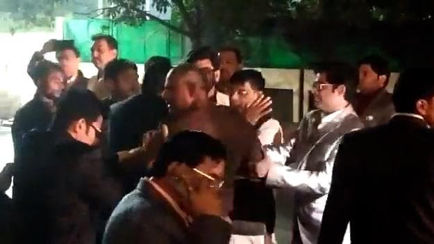 Uttar Pradesh: लखनऊ में दबंग ने उड़ाईं यूपी पुलिस की धज्जियां, सरेराह दरोगा को जड़े ताबड़तोड़ थप्पड़ 