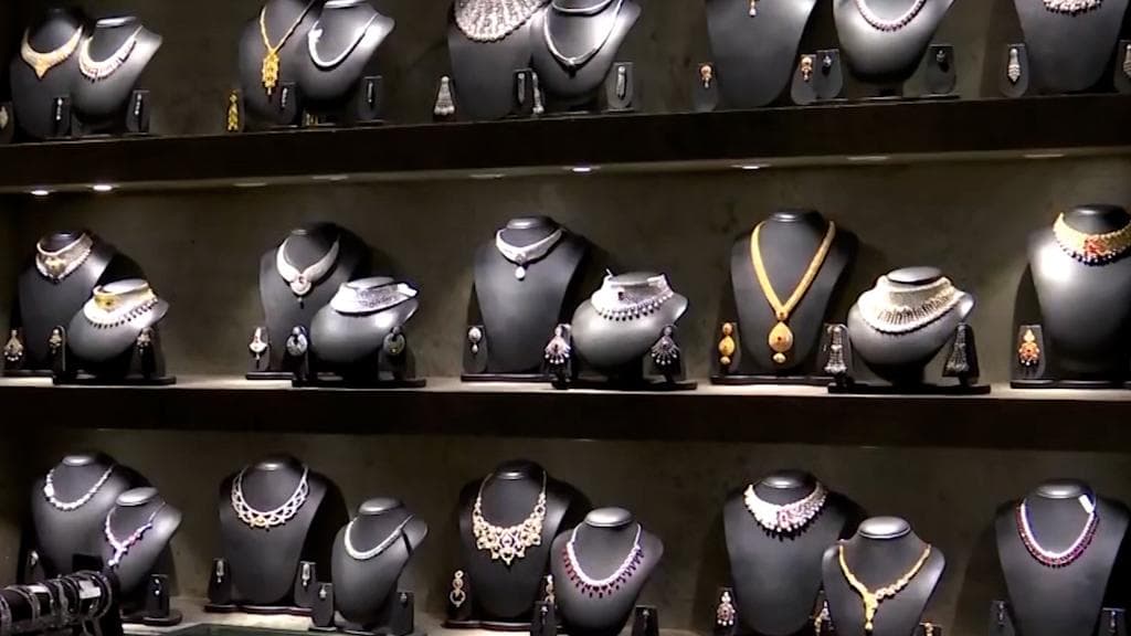 Navratri 2021: অনেকখানি দাম কমল সোনার, আরেকটু উজ্জ্বল হবে শপিং-ঝুলি?