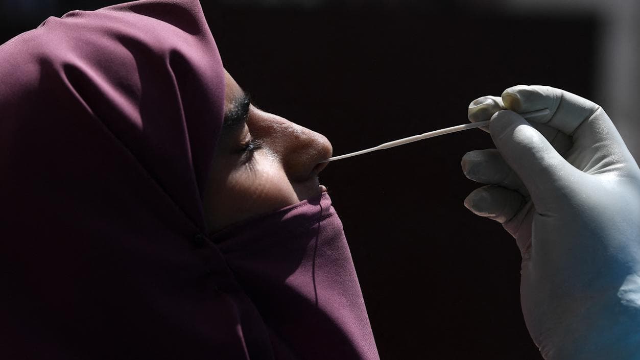 West Bengal Covid Update : ৩০ দিন পর রাজ‍্যে দৈনিক সংক্রমণে স্বস্তি, করোনায় মৃত‍্যু কিন্তু তিরিশের উপরেই