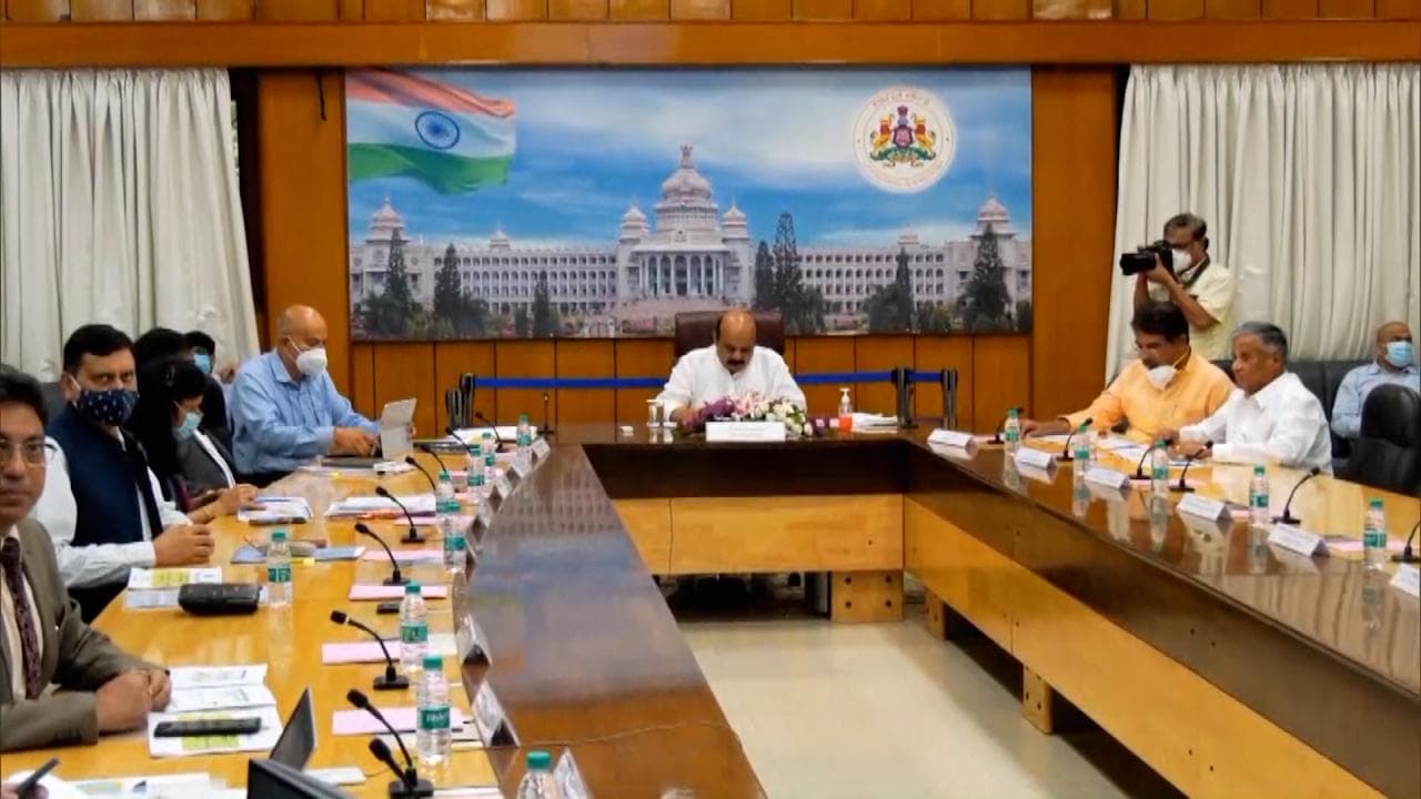 Omicron scare: कर्नाटक में लगा ‘मिनी लॉकडाउन’, सभी सार्वजनिक समारोहों पर दो महीने की रोक