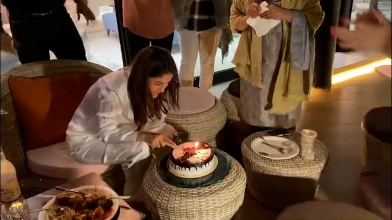 जब Siddharth Shukla ने Shehnaaz Gill को स्‍वीम‍िंग पूल में फेंका था, वायरल हो रहा है वीडियो