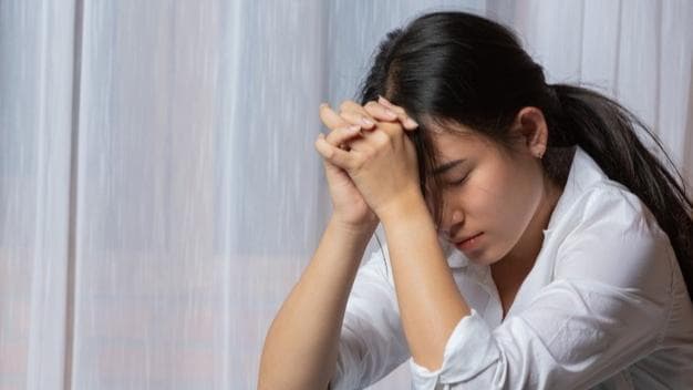 SAD: मौसम बदलने पर क्या आपका भी मन होता है उदास, जानिये क्या है वजह और इससे कैसे निपटे