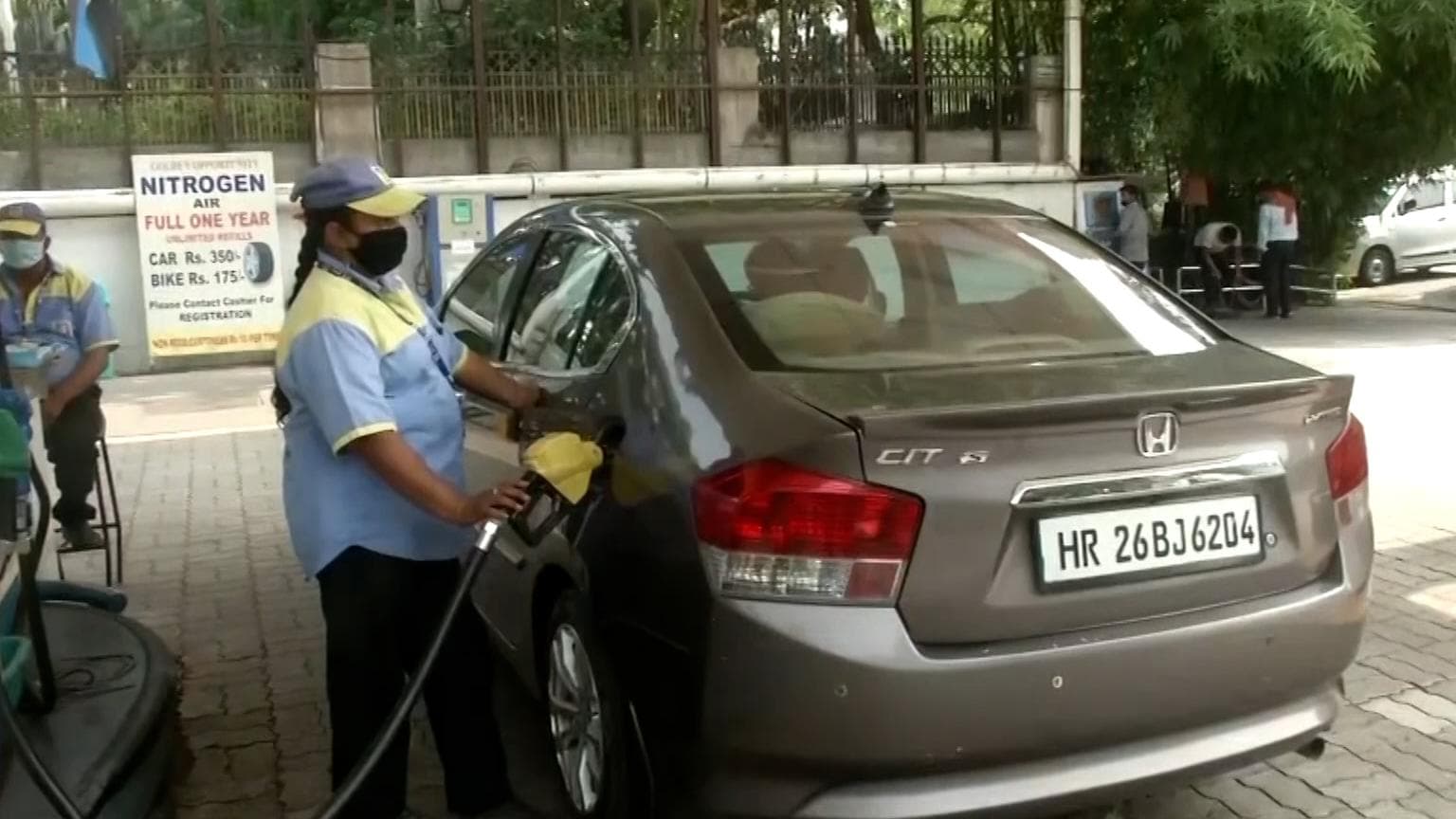 Petrol Price Hike: লাগামছাড়া পেট্রোলের দাম, প্রতিদিনের মূল্যবৃদ্ধিতে মাথায় হাত মধ্যবিত্তের