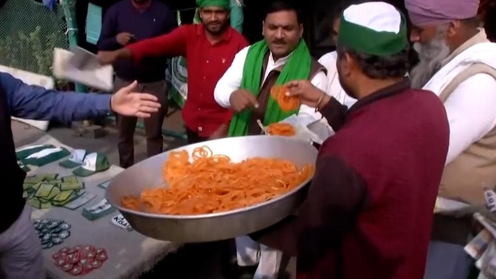 Farm Laws: আন্দোলনের বিরাট জয়, সিঙ্ঘু সীমান্তে উদযাপন শুরু কৃষকদের