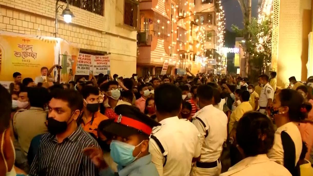 Durga Puja 2021 : সপ্তমীতেও ভিড়ে ঠাসা উত্তর থেকে দক্ষিণ, কে বেশি এগিয়ে ?