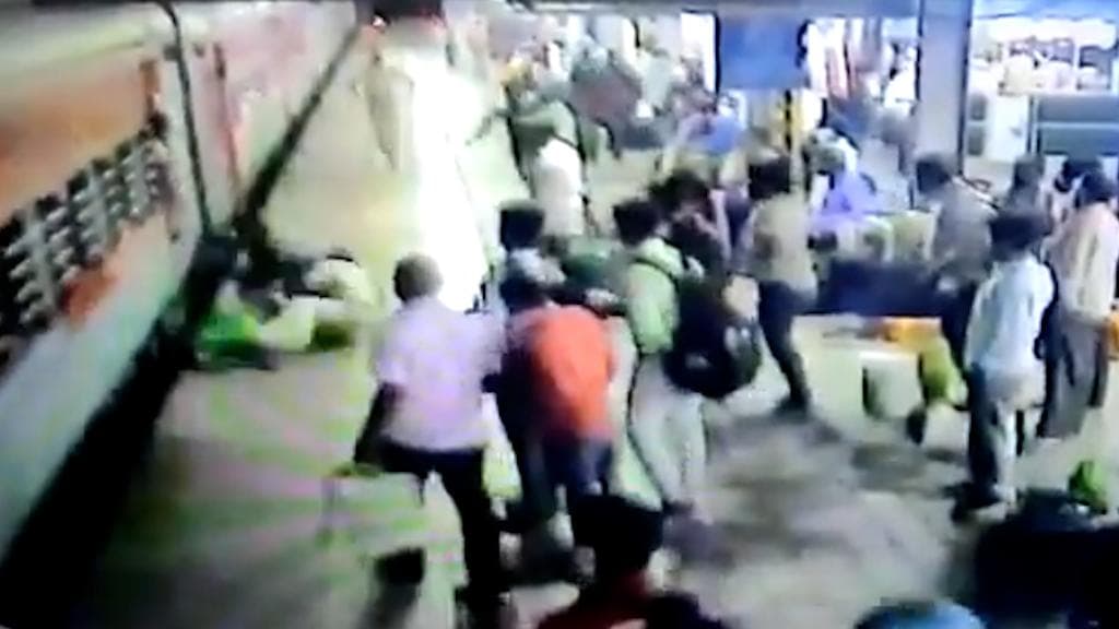 On Cam: চলন্ত ট্রেন থেকে নামতে গিয়ে বিপত্তি, অন্তঃসত্ত্বার প্রাণ বাঁচালেন পুলিশ কর্মী