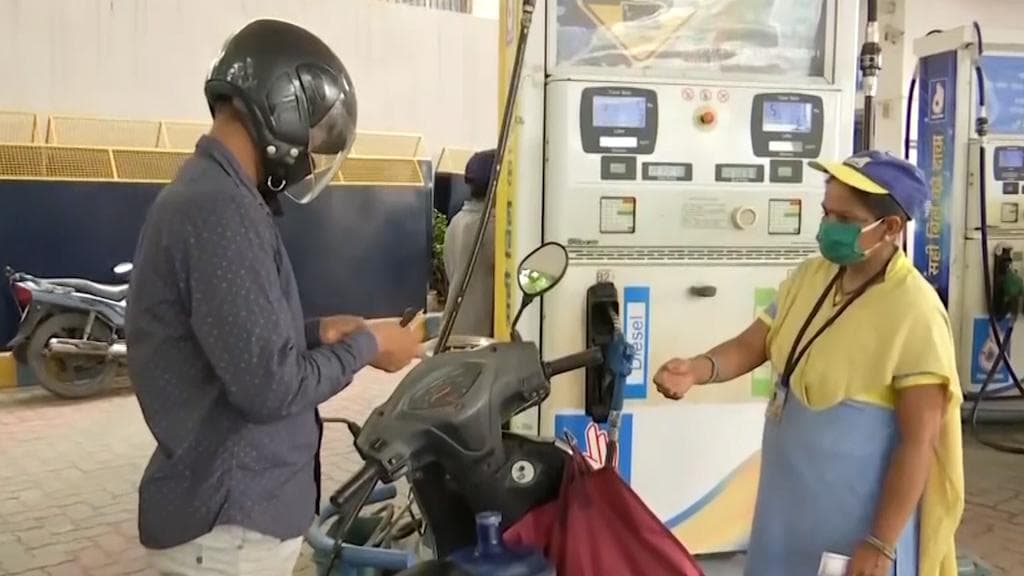 Petrol Diesel Price: দীপাবলিতে বড় উপহার, মধ্যরাত থেকেই কমবে পেট্রোল ডিজেলের দাম