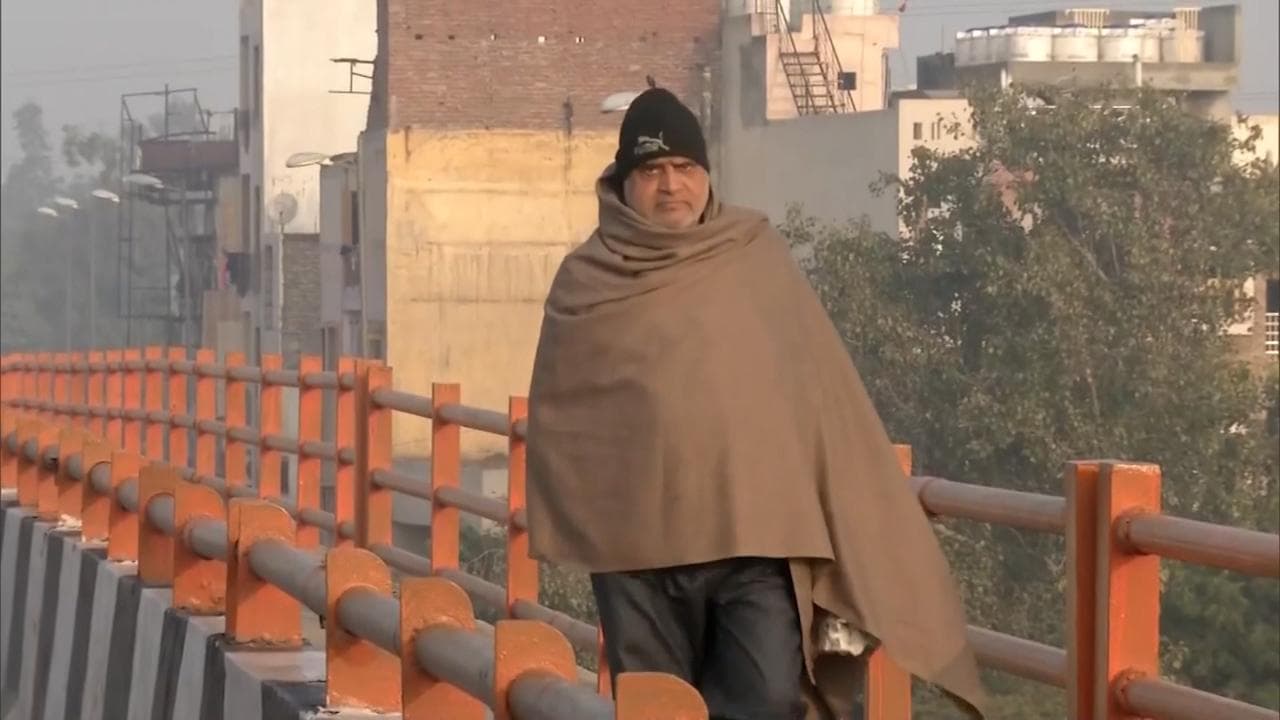 Delhi-NCR पर मौसम की डबल मार: न्यूनतम तापमान में रिकॉर्ड गिरावट, AQI भी 'खराब' श्रेणी में  