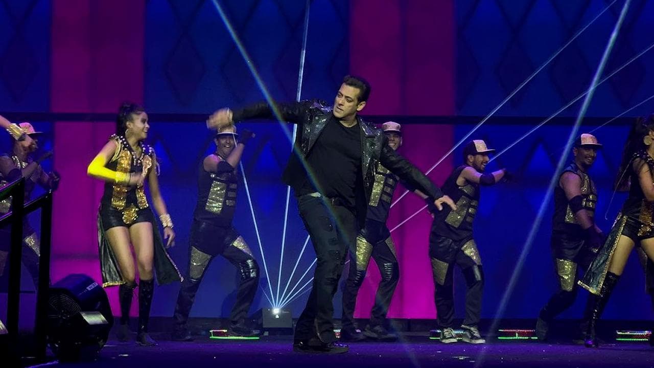 दुबई में Da Bangg टूर कर रहे Salman Khan को देख  फूट फूटकर कर रोई फैन 