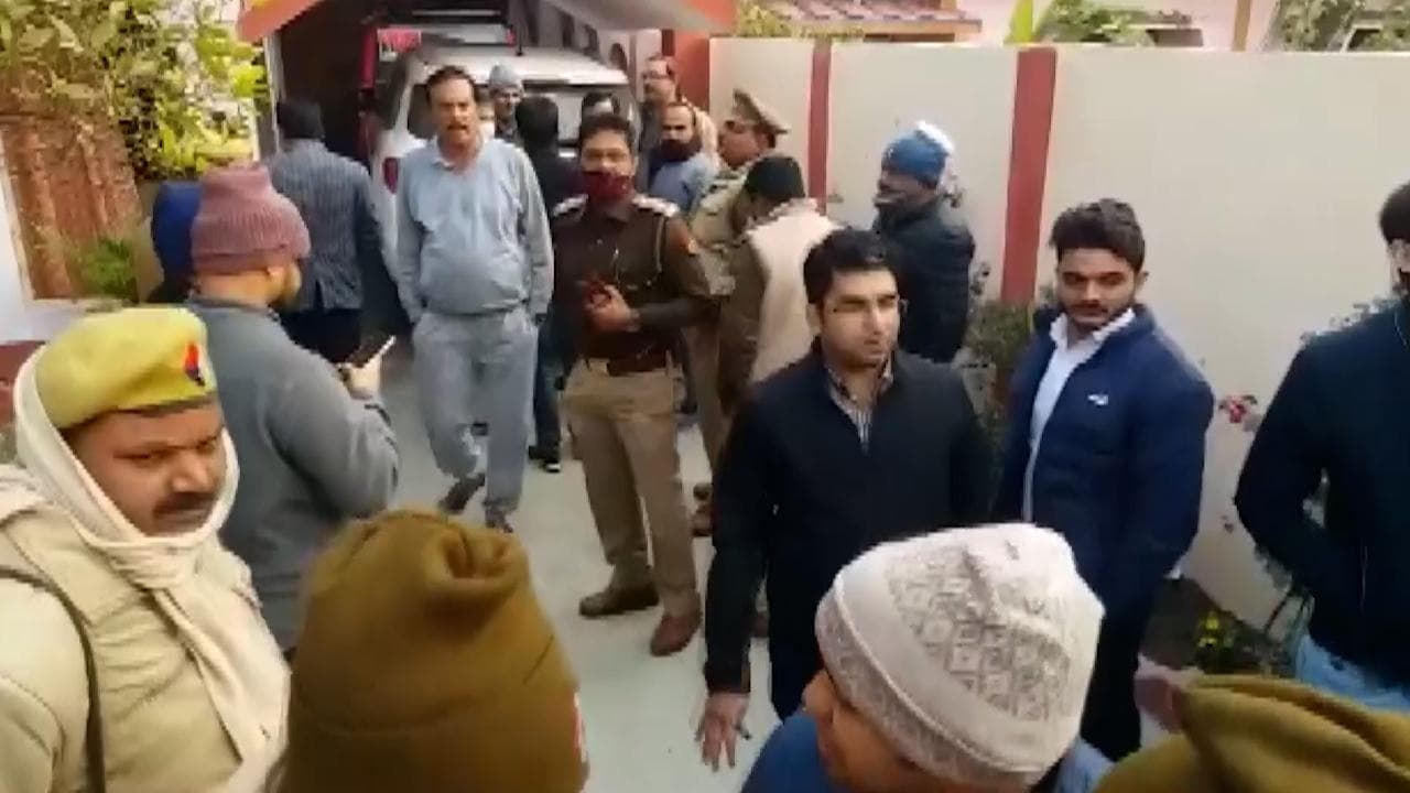 Uttar Pradesh: পারদ চড়ছে উত্তরপ্রদেশে, দুই অখিলেশ ঘনিষ্ঠের বাড়িতে আয়কর হানা