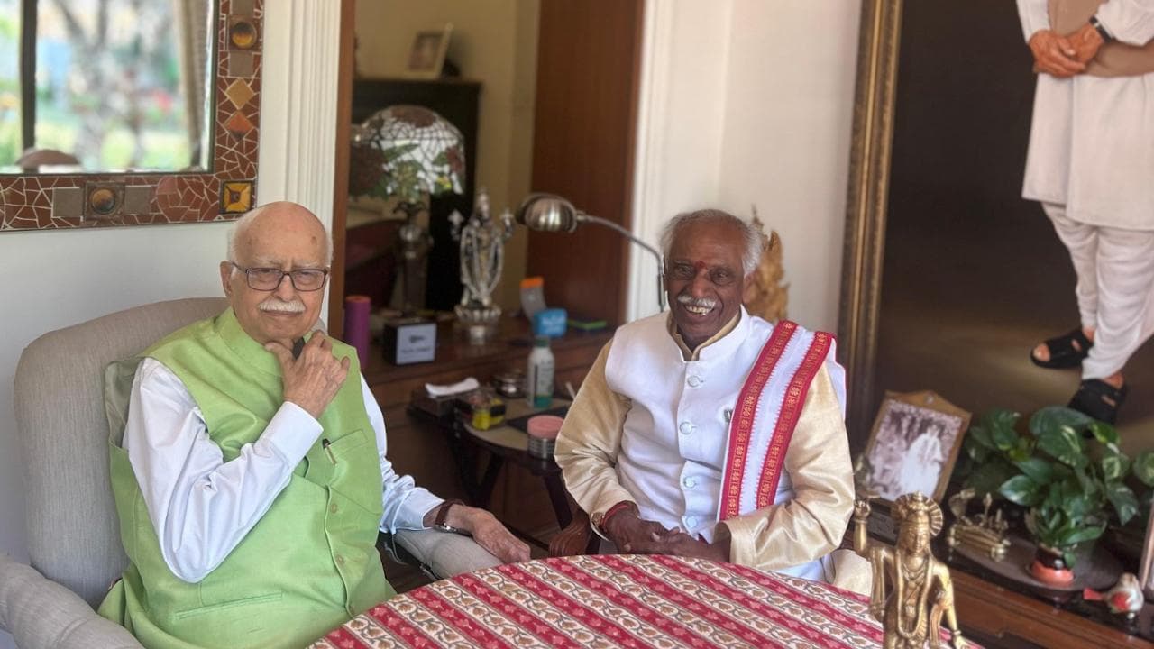 Haryana Governor Bandaru Dattatreya calls on BJP stalwart LK Advani