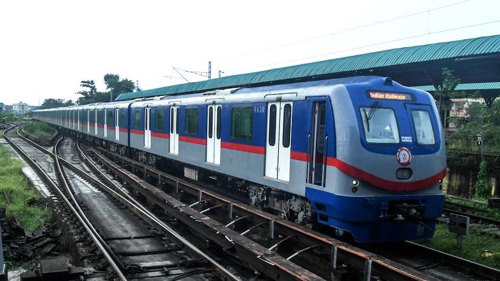 Kolkata Metro: শেষ মেট্রোর সময় এগোল আধ ঘণ্টা, আপাতত ভরসা স্মার্ট কার্ড, বন্ধ টোকেন পরিষেবা