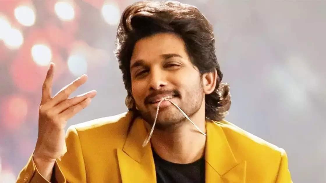 South star Allu Arjun honours 'Pushpa' team, gifts them gold coins and Rs 10 lakh cash