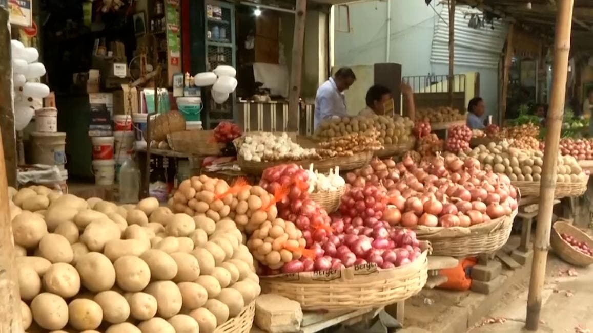 Kolkata Market Price: মুখ্যমন্ত্রীর ঘোষণার পর নাগালে মুরগি-বেগুন, ছ্যাঁকা দিচ্ছে আলু-পেঁয়াজ-পাঁঠার মাংস